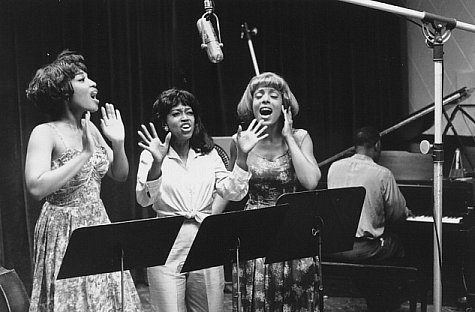 Still of Kathy Barbour, Natalie Venetia Belcon and Jennifer Leigh Warren in Grace of My Heart (1996)