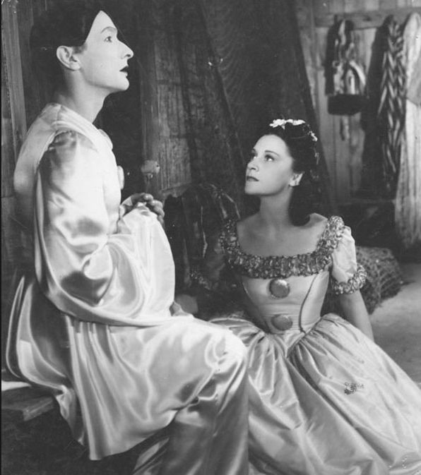 Still of Jean-Louis Barrault and María Casares in Les enfants du paradis (1945)