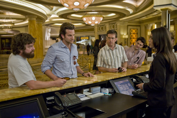 Still of Justin Bartha, Bradley Cooper, Zach Galifianakis, Ed Helms and Nathalie Fay in Pagirios Las Vegase (2009)