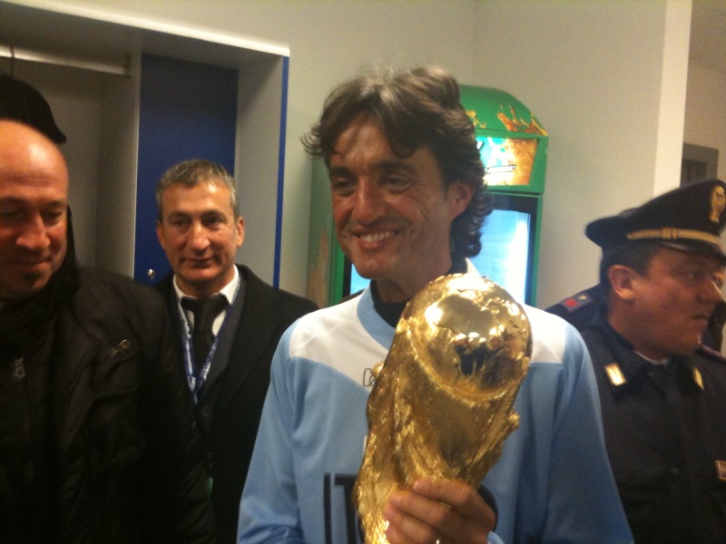 Giulio Base holds the FIFA World Cup - Rome, 2010, Soccer's Charity Event