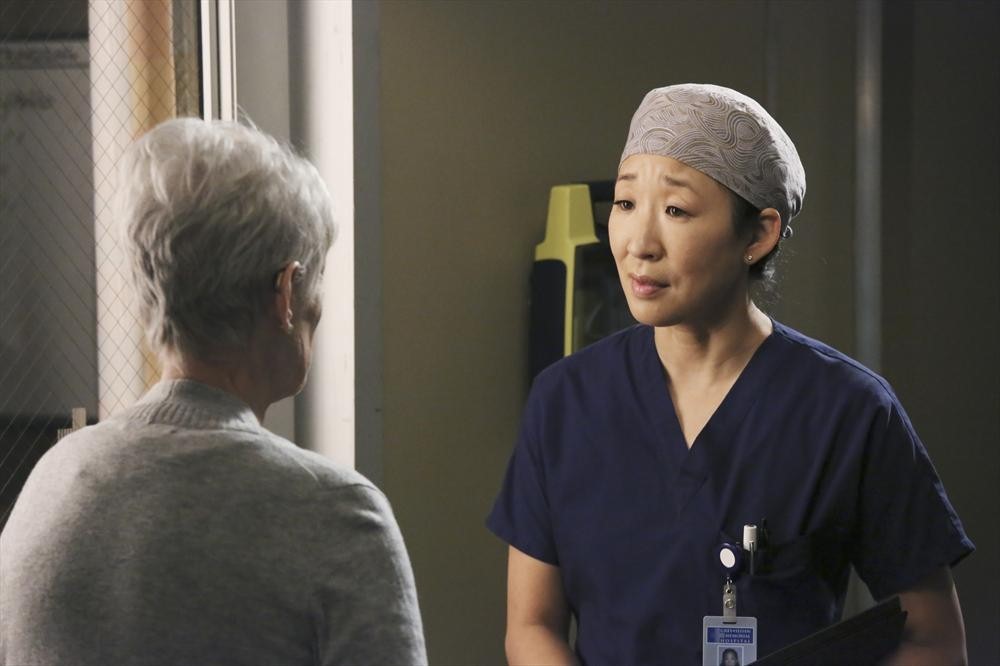 Still of Jennifer Bassey and Sandra Oh in Grei anatomija (2005)