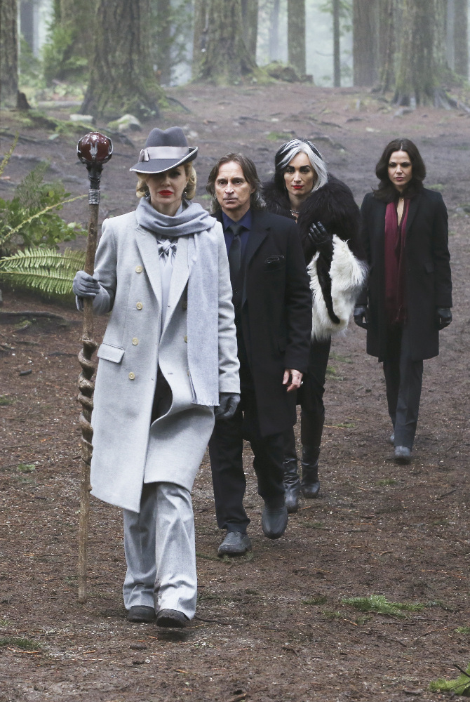 Still of Robert Carlyle, Kristin Bauer van Straten, Lana Parrilla and Victoria Smurfit in Once Upon a Time (2011)
