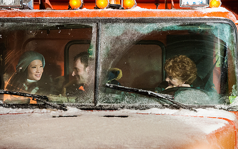 Still of Jonny Lee Miller, Lucy Liu and Becky Ann Baker in Elementaru (2012)