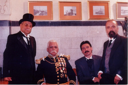 Bruno Rey (as Victoriano Huerta), Manuel Ojeda (I) (as Porfirio Díaz), Pedro Damián (as Pino Suárez) & Luis Bayardo (as Fransisco I. Madero) in: 
