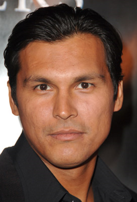 Adam Beach at event of Musu tevu veliavos (2006)