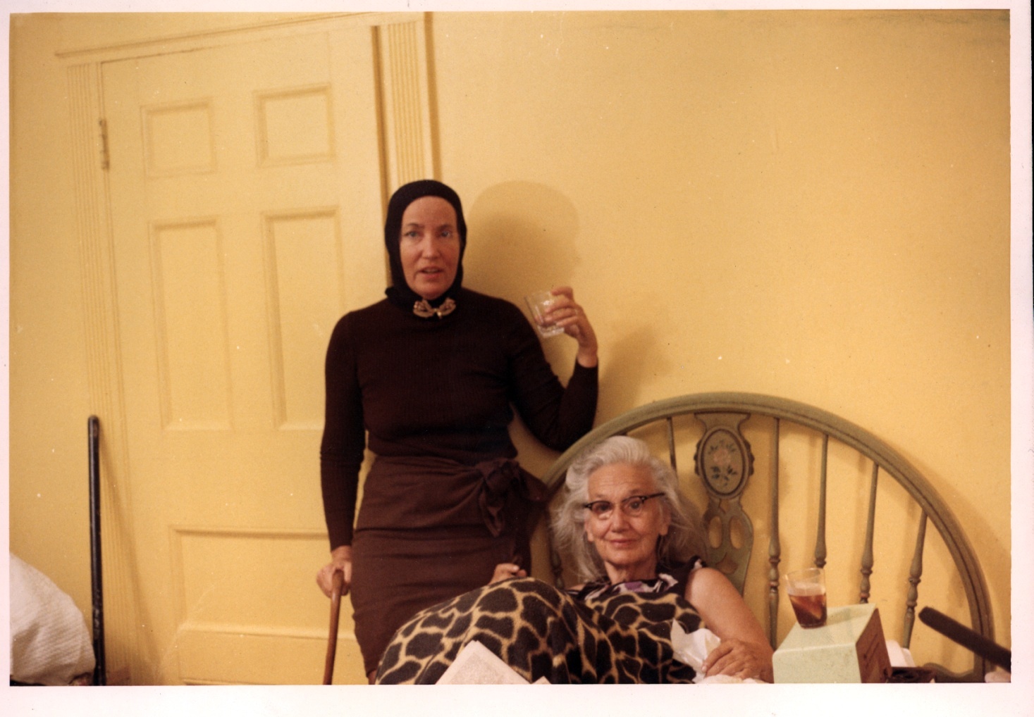 Still of Edith Bouvier Beale and Edith 'Little Edie' Bouvier Beale in Grey Gardens (1975)