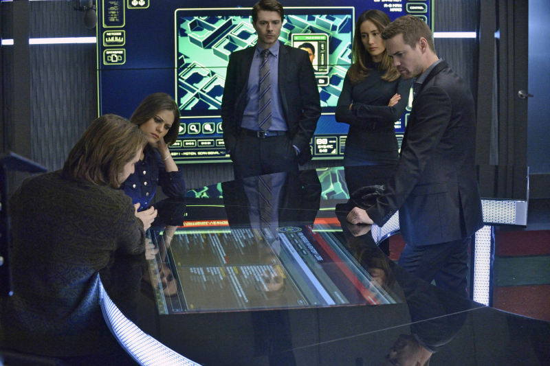 Still of Noah Bean, Ben Mark Holzberg, Maggie Q, Aaron Stanford and Lyndsy Fonseca in Nikita (2010)