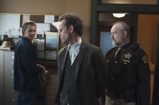 Still of Jim Beaver, Walton Goggins and Timothy Olyphant in Justified (2010)