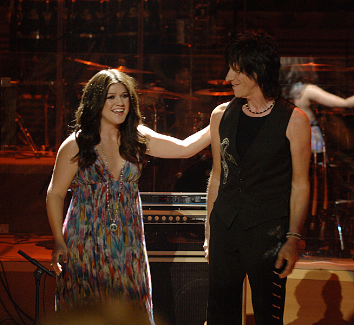 Still of Jeff Beck and Kelly Clarkson in American Idol: The Search for a Superstar: Idol Gives Back: Part Two (2007)