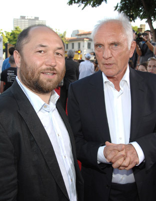 Terence Stamp and Timur Bekmambetov at event of Ieskomas (2008)