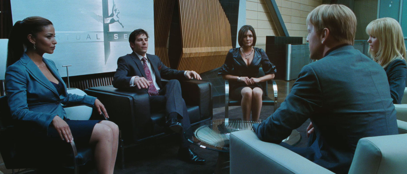 Bruce Willis, Jordan Belfi and Radha Mitchell in Svetimas kunas (2009)