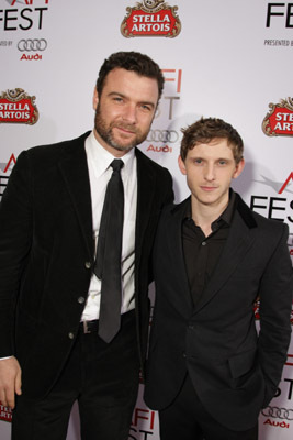 Liev Schreiber and Jamie Bell at event of Pasipriesinimas (2008)
