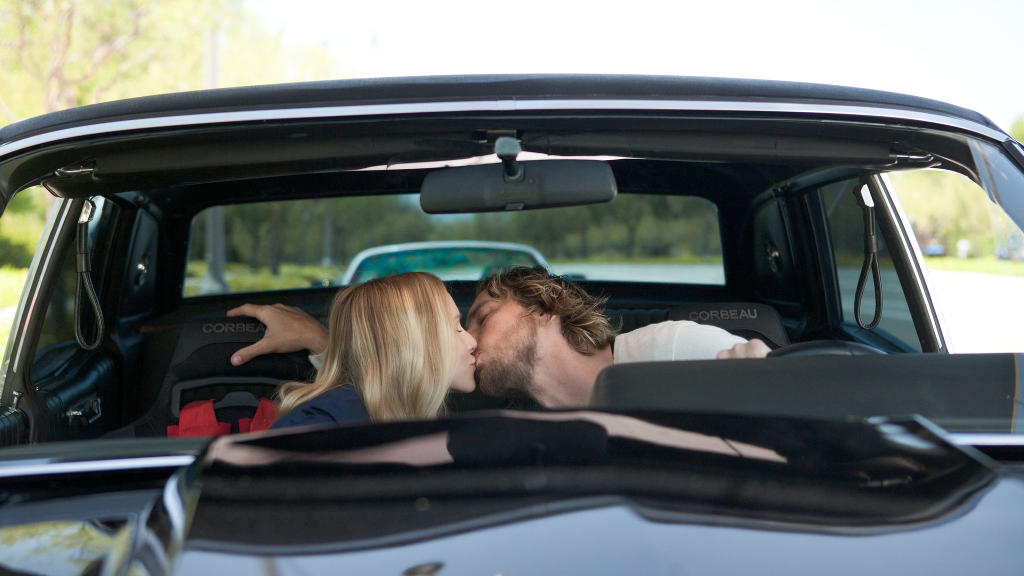 Still of Kristen Bell and Dax Shepard in Hit and Run (2012)