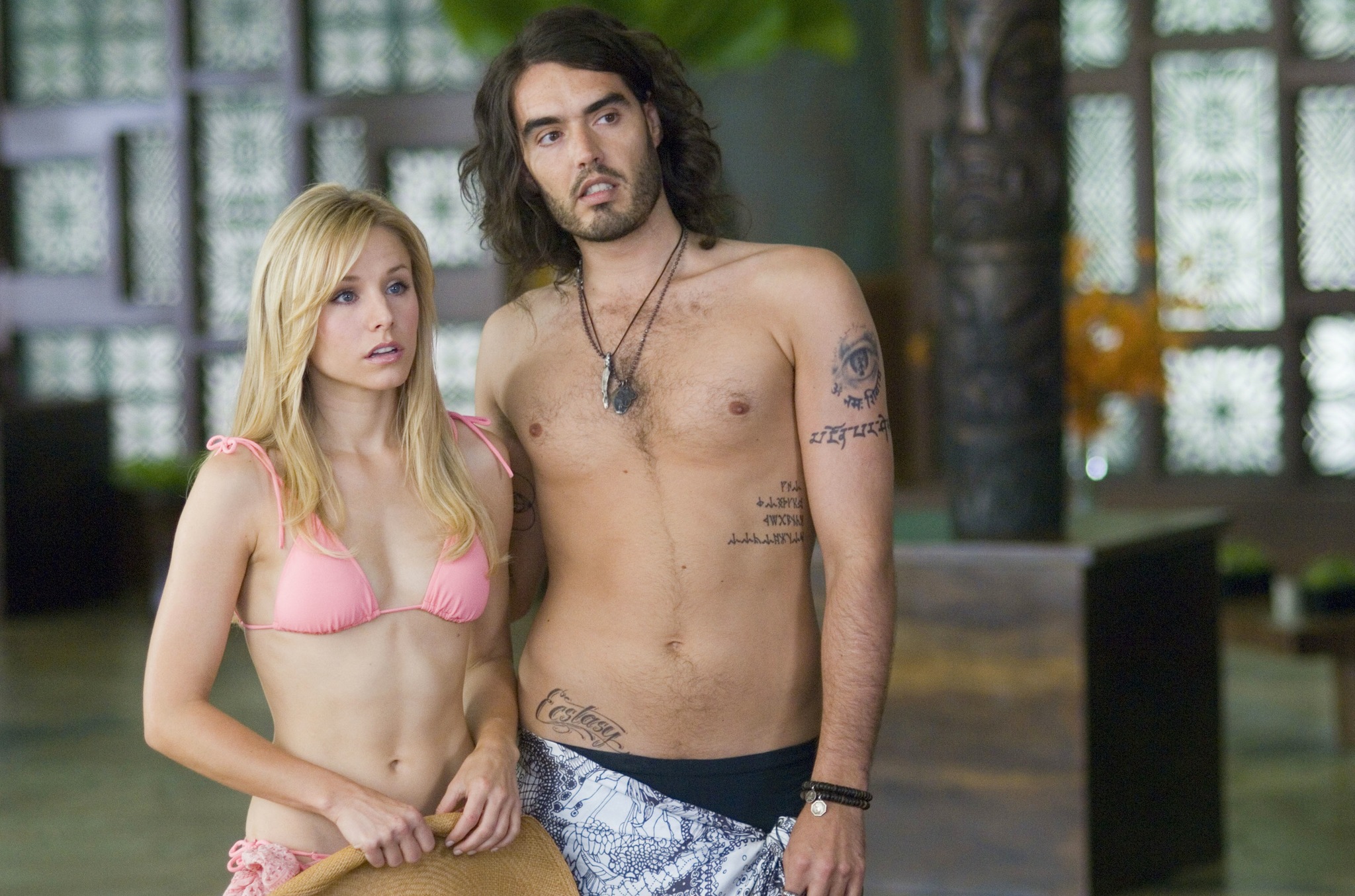 Still of Kristen Bell and Russell Brand in Forgetting Sarah Marshall (2008)