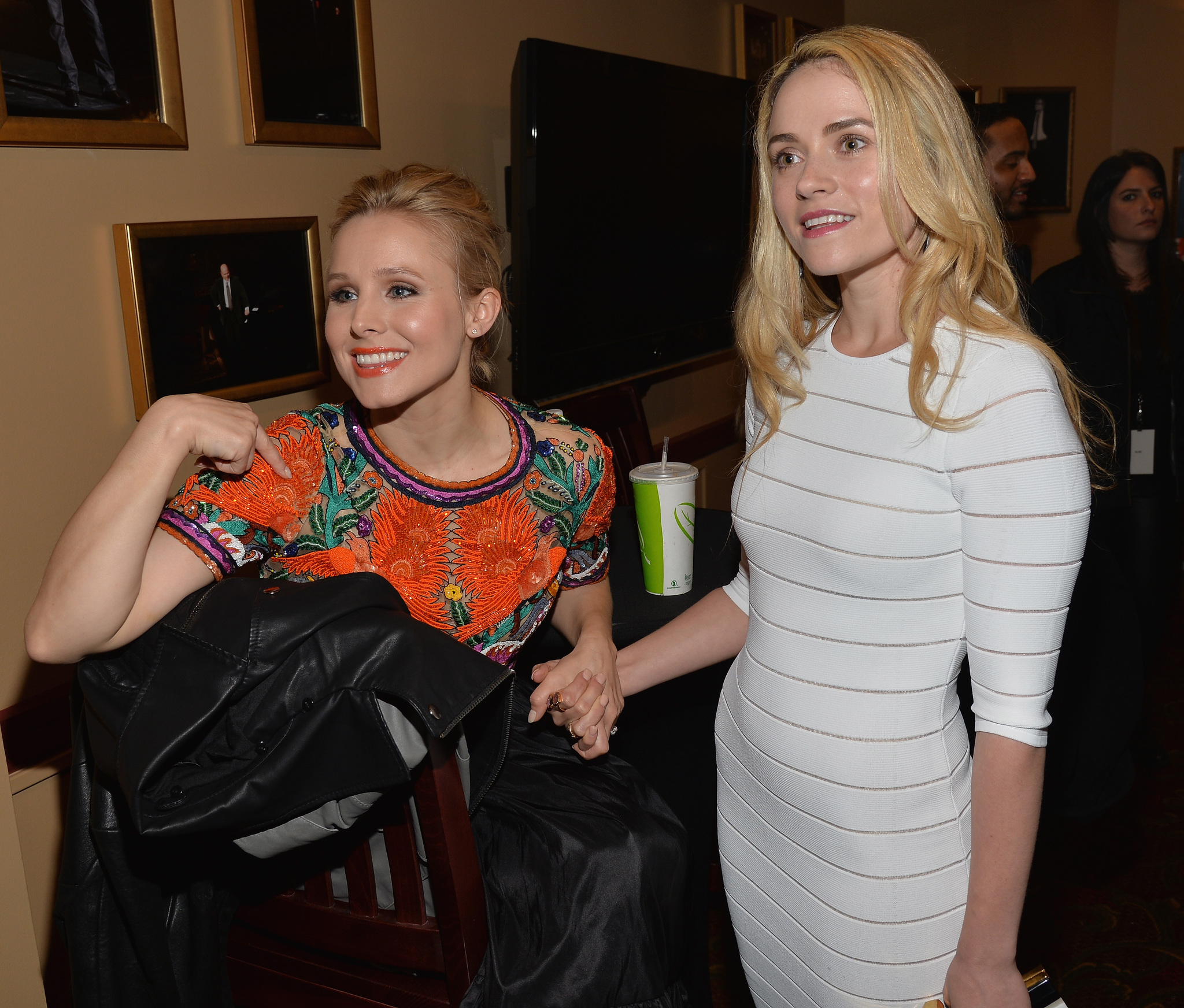 Kristen Bell and Amanda Noret at event of Veronica Mars (2014)