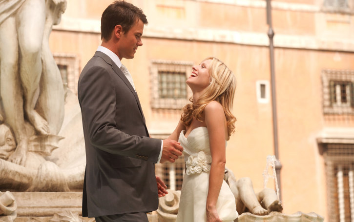 Still of Kristen Bell and Josh Duhamel in When in Rome (2010)