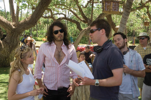 Still of Kristen Bell and Russell Brand in Forgetting Sarah Marshall (2008)