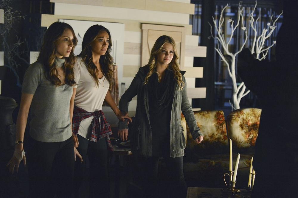 Still of Troian Bellisario, Sasha Pieterse and Shay Mitchell in Jaunosios melages (2010)