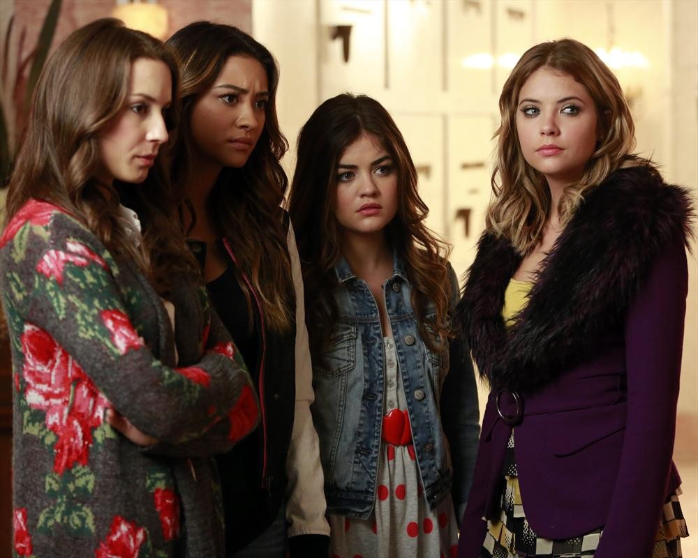 Still of Troian Bellisario, Lucy Hale, Ashley Benson and Shay Mitchell in Jaunosios melages (2010)