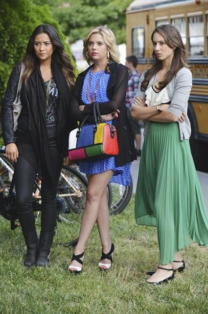 Still of Troian Bellisario, Ashley Benson and Shay Mitchell in Jaunosios melages (2010)