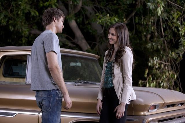 Still of Troian Bellisario and Keegan Allen in Jaunosios melages (2010)