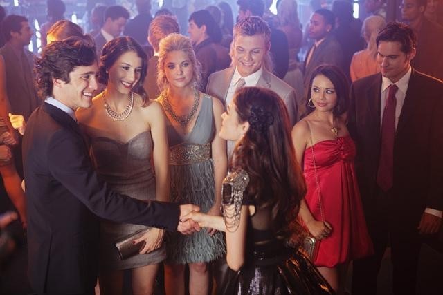 Still of Troian Bellisario, Janel Parrish, Lucy Hale, Ashley Benson, Chuck Hittinger and Brendan Robinson in Jaunosios melages (2010)