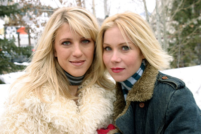 Christina Applegate and Andrea Bendewald at event of Employee of the Month (2004)