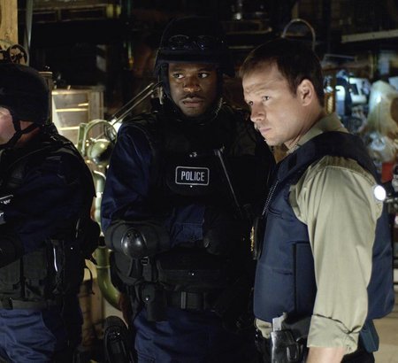 Donnie Wahlberg and Lyriq Bent in Saw II (2005)