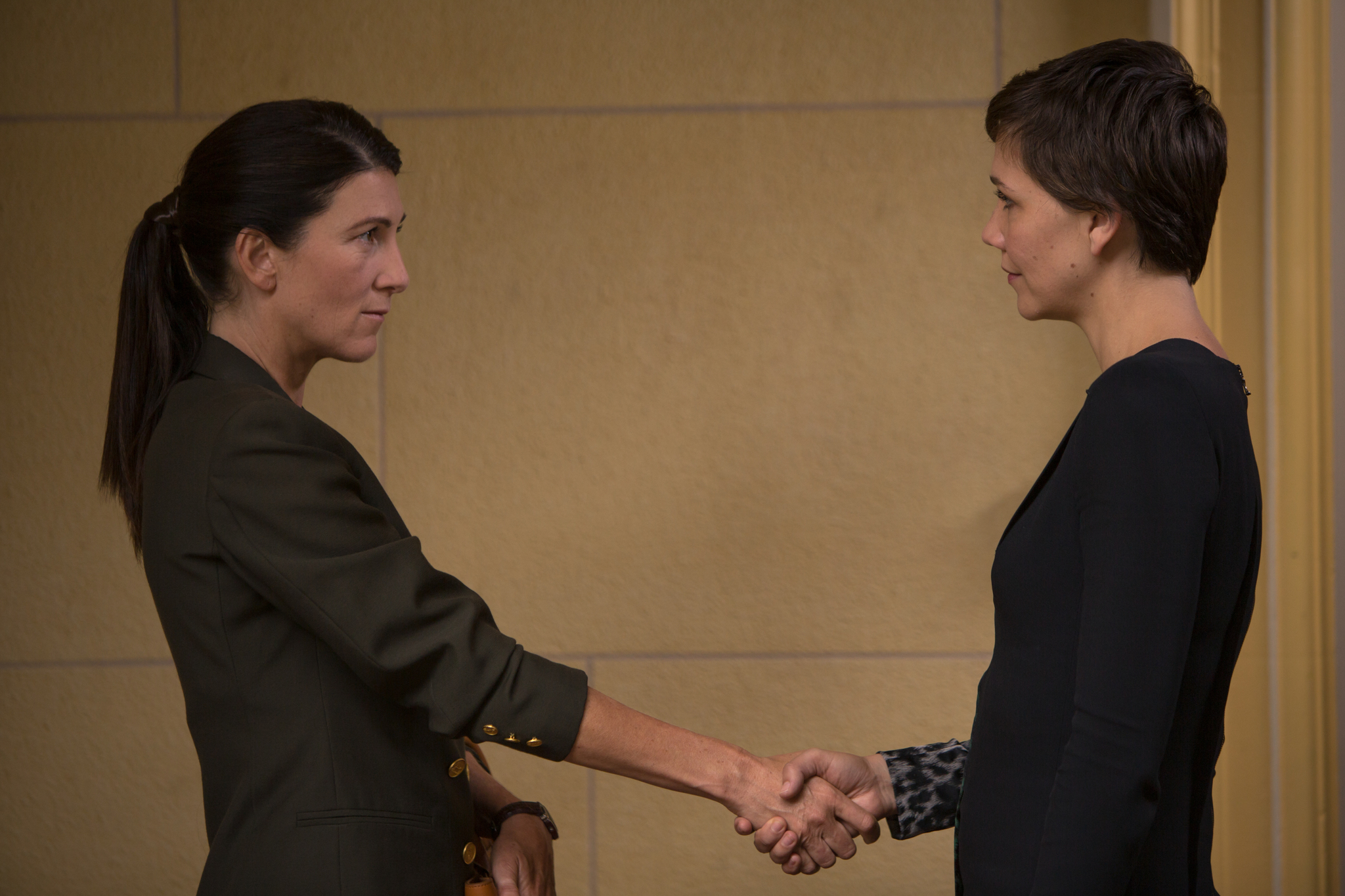 Still of Eve Best and Maggie Gyllenhaal in The Honourable Woman (2014)