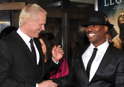 Paul Bettany and Tyrese Gibson at event of Legionas (2010)