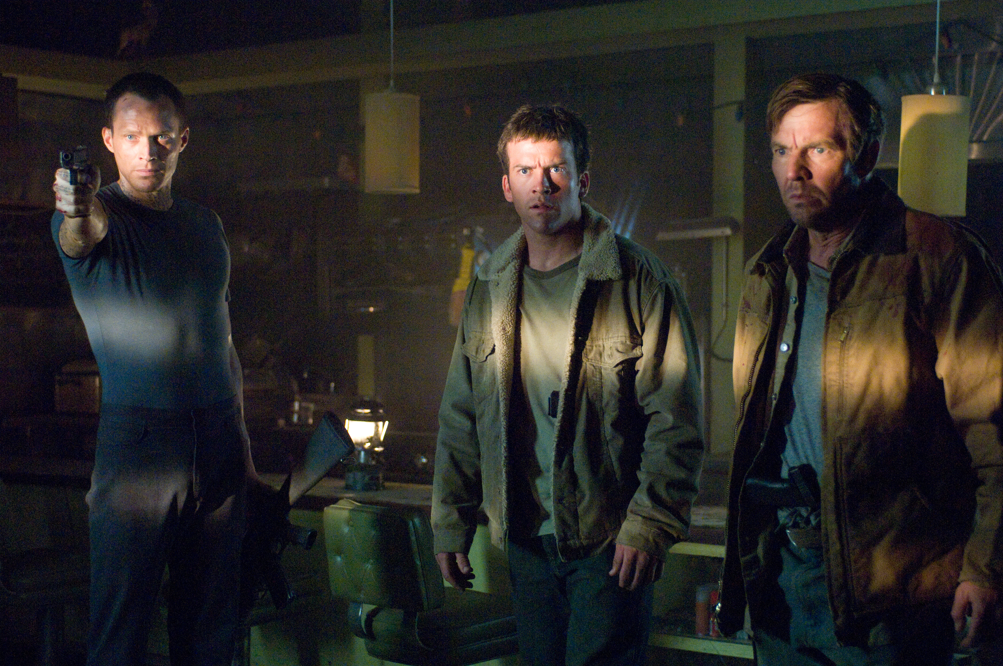 Still of Dennis Quaid and Paul Bettany in Legionas (2010)