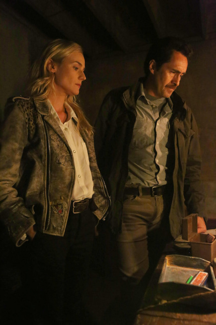 Still of Demian Bichir and Diane Kruger in The Bridge (2013)