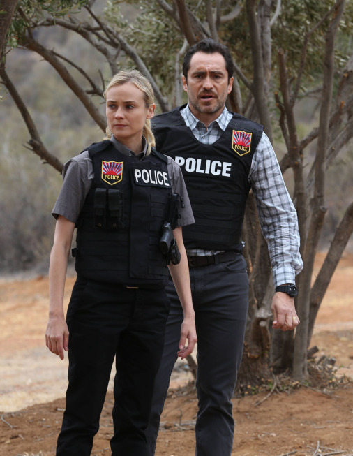 Still of Demian Bichir and Diane Kruger in The Bridge (2013)