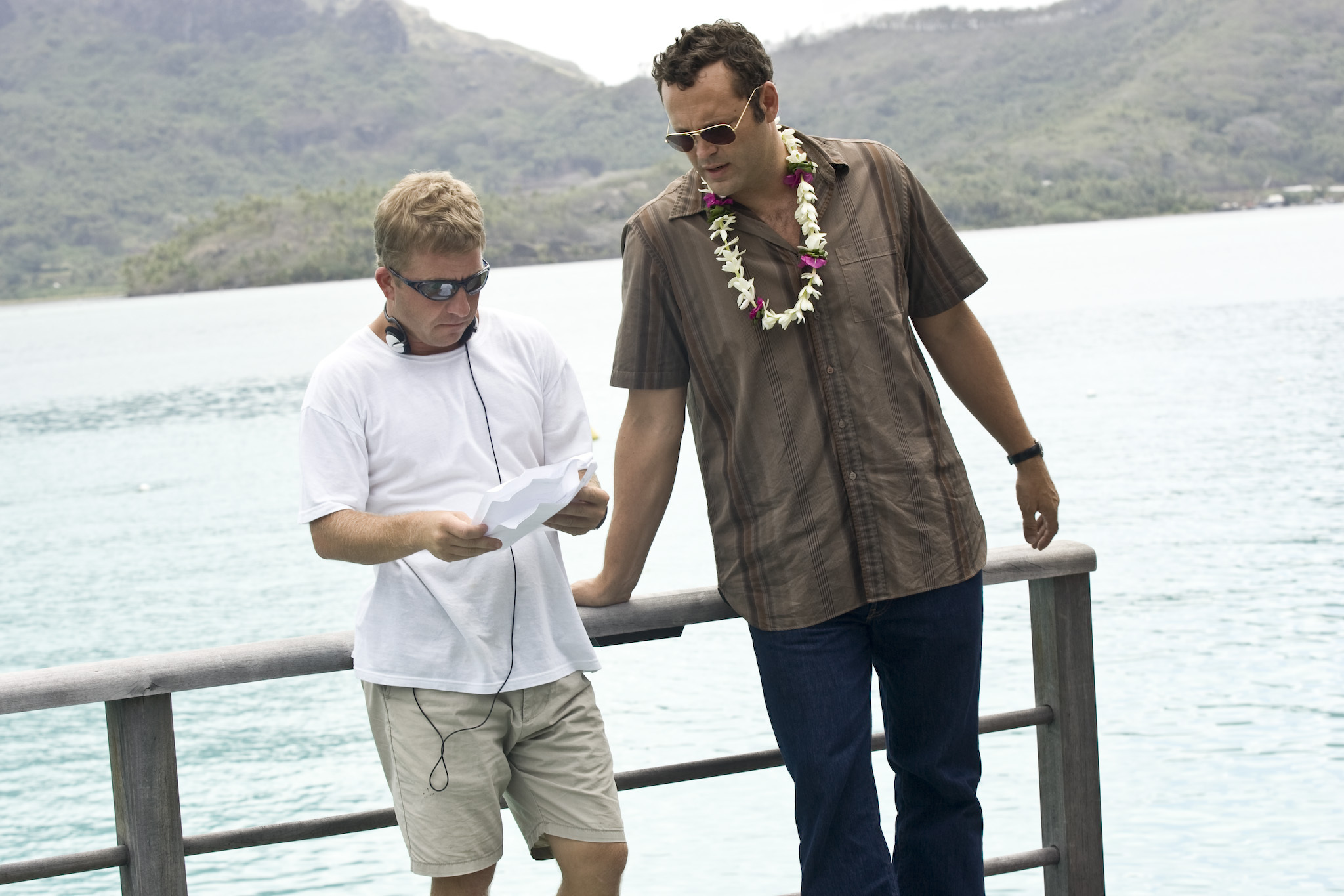 Still of Vince Vaughn and Peter Billingsley in Couples Retreat (2009)