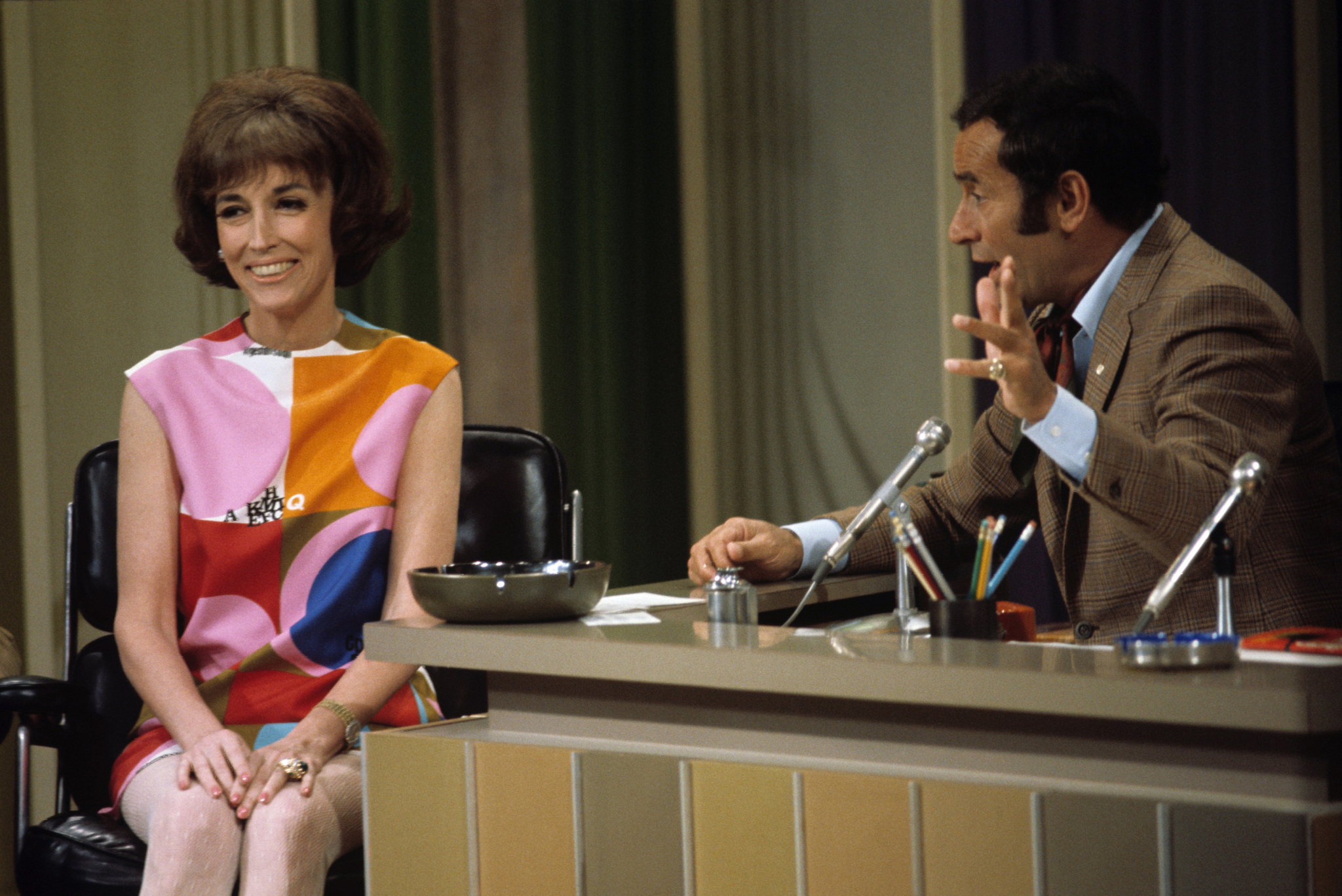 Joey Bishop and Helen Gurley Brown at event of The Joey Bishop Show (1967)