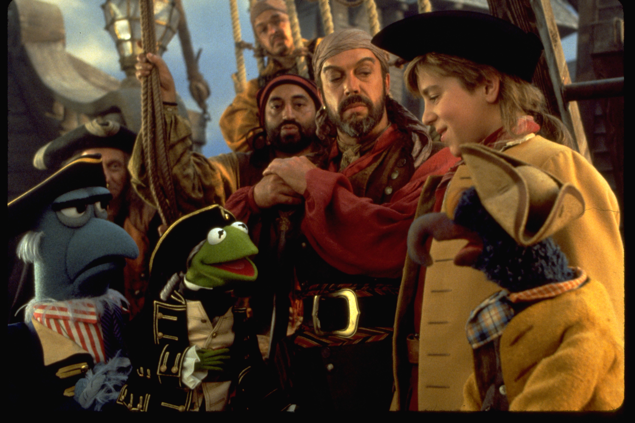 Still of Tim Curry and Kevin Bishop in Muppet Treasure Island (1996)
