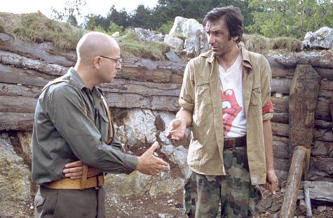 Still of Rene Bitorajac and Branko Djuric in No Man's Land (2001)