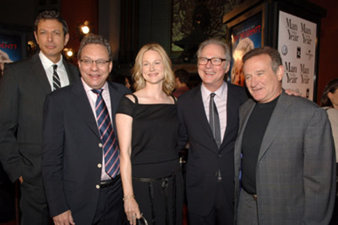 Jeff Goldblum, Robin Williams, Barry Levinson, Laura Linney and Lewis Black at event of Man of the Year (2006)
