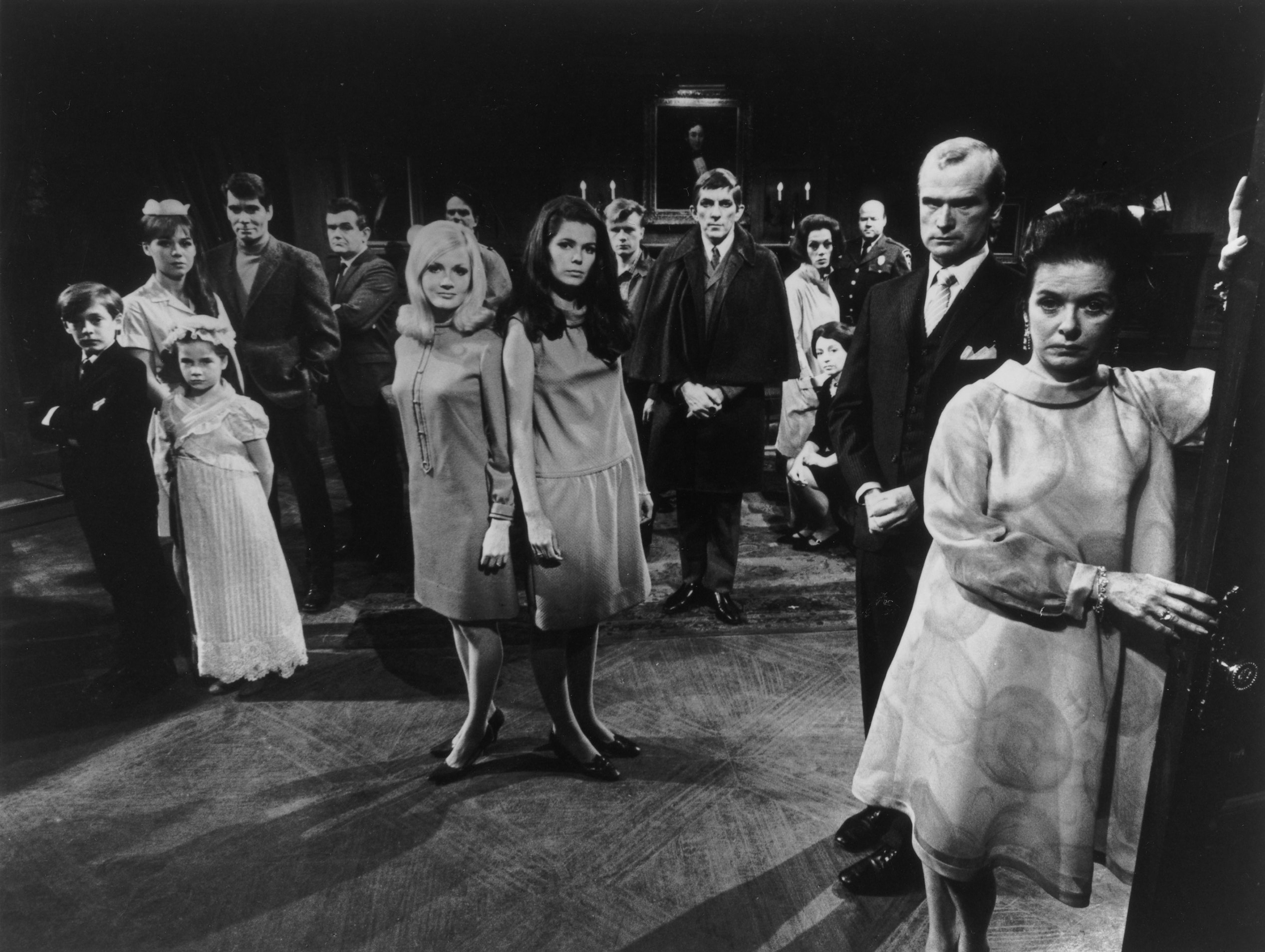 Still of Joan Bennett, Nancy Barrett, Clarice Blackburn, Louis Edmonds, Dana Elcar, Jonathan Frid, Anthony George, Robert Gerringer, Grayson Hall, David Henesy, Alexandra Isles, John Karlen and Sharon Smyth in Dark Shadows (1966)