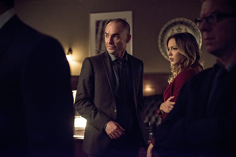 Still of Paul Blackthorne and Katie Cassidy in Strele (2012)