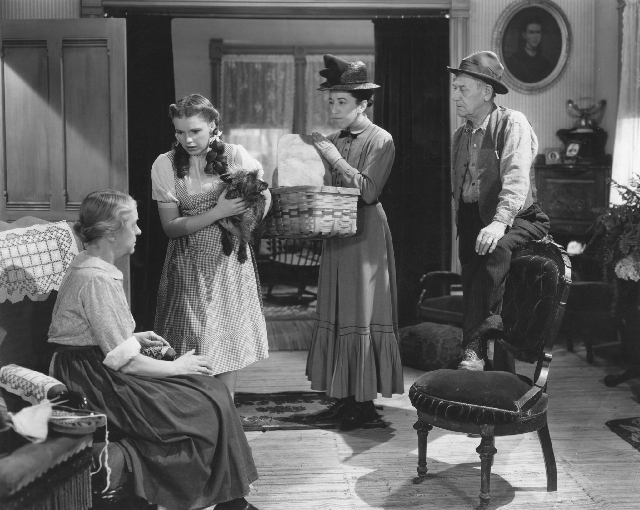 Still of Judy Garland, Margaret Hamilton, Clara Blandick and Charley Grapewin in The Wizard of Oz (1939)