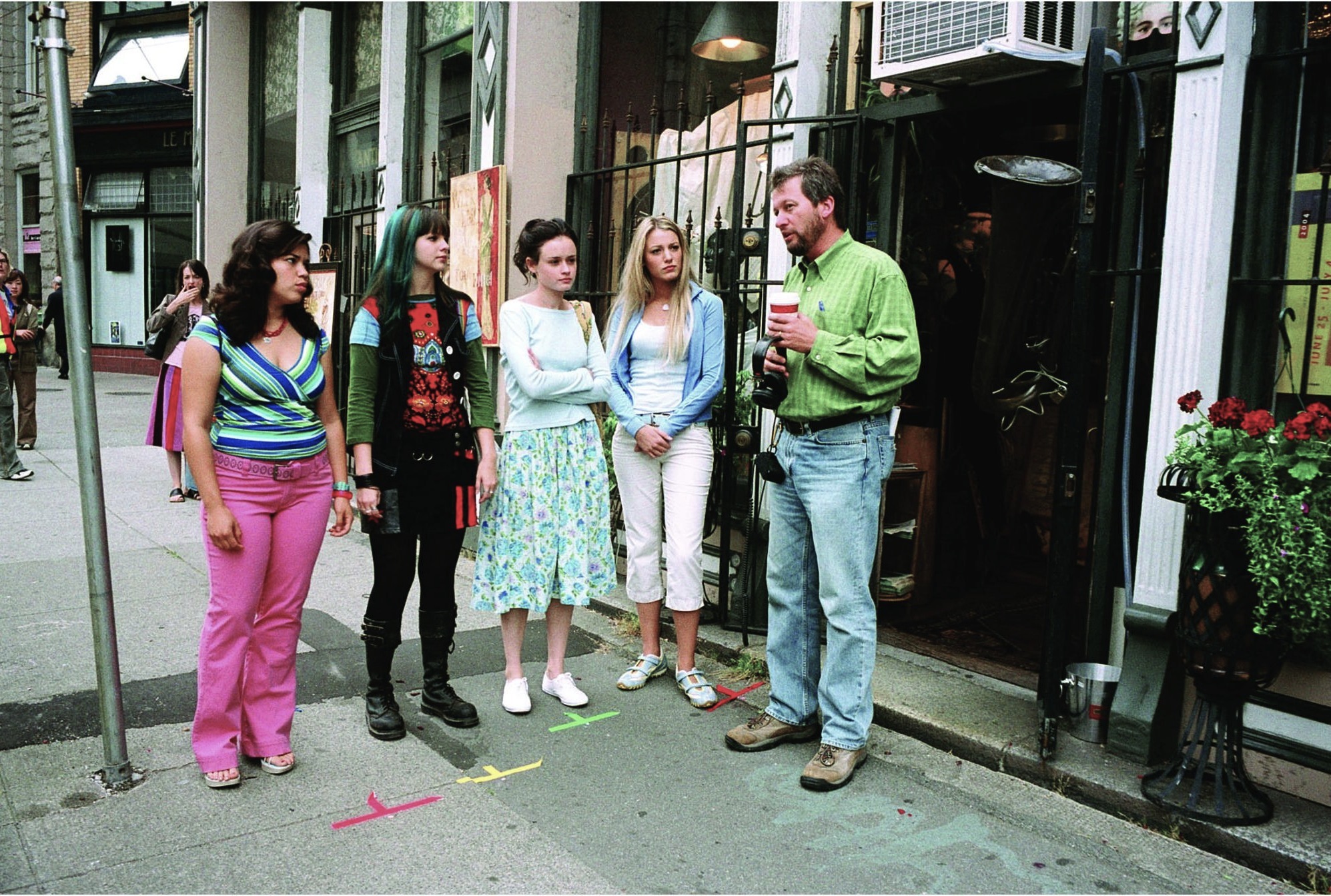 Still of Alexis Bledel, Ken Kwapis, Blake Lively, Amber Tamblyn and America Ferrera in The Sisterhood of the Traveling Pants (2005)