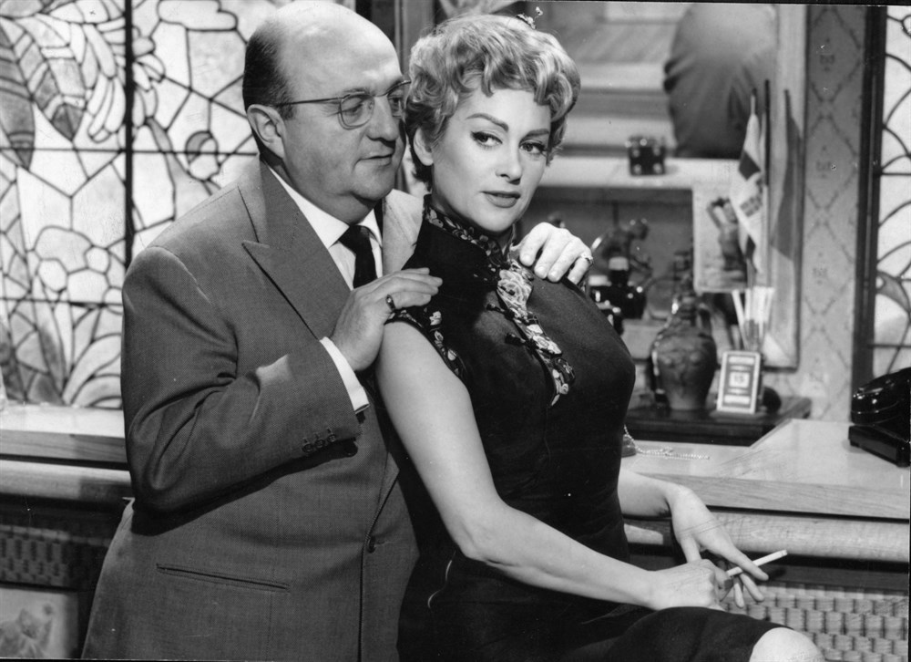 Still of Bernard Blier and Martine Carol in Le cave se rebiffe (1961)