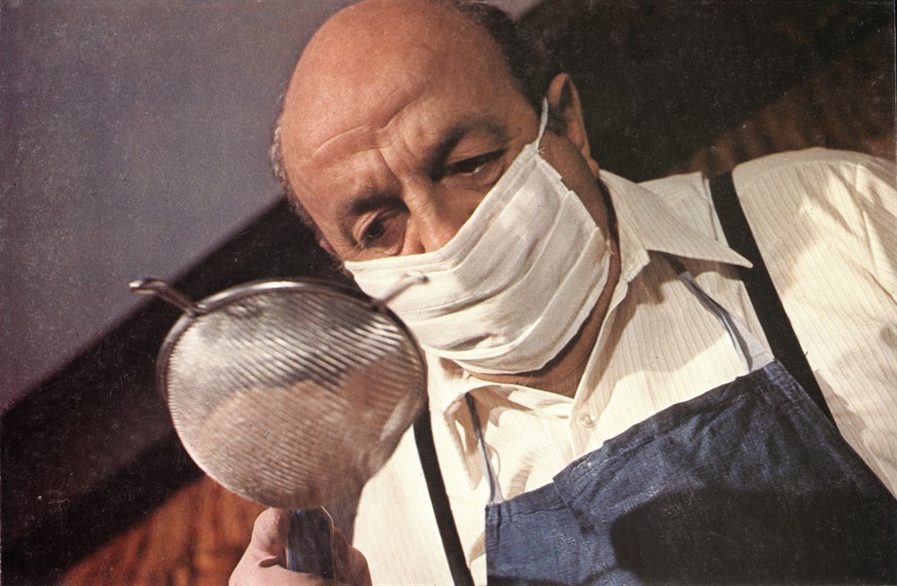 Still of Bernard Blier in Elle boit pas, elle fume pas, elle drague pas, mais... elle cause! (1970)