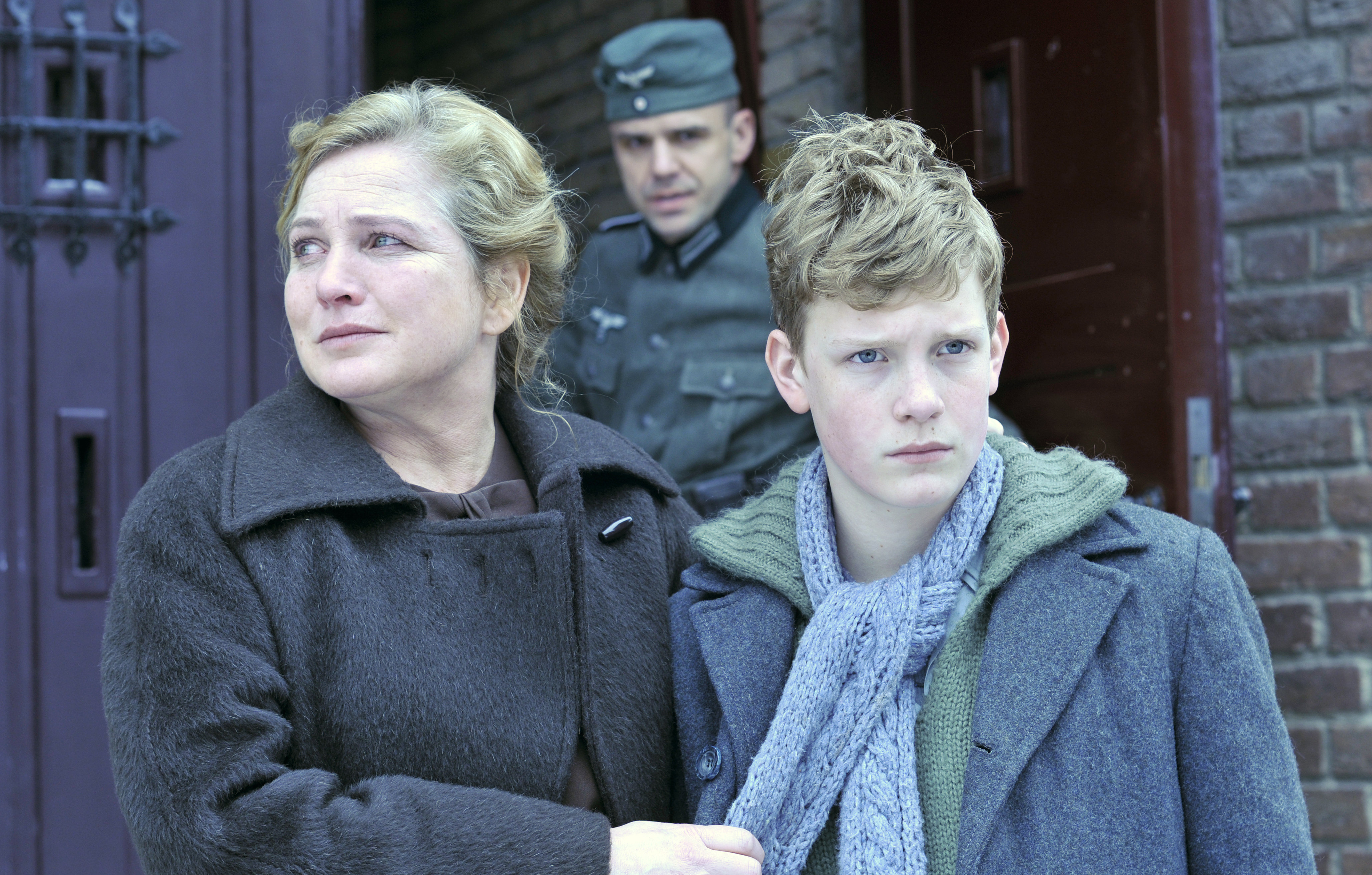 Anneke Blok and Martijn Lakemeier in Oorlogswinter (2008)