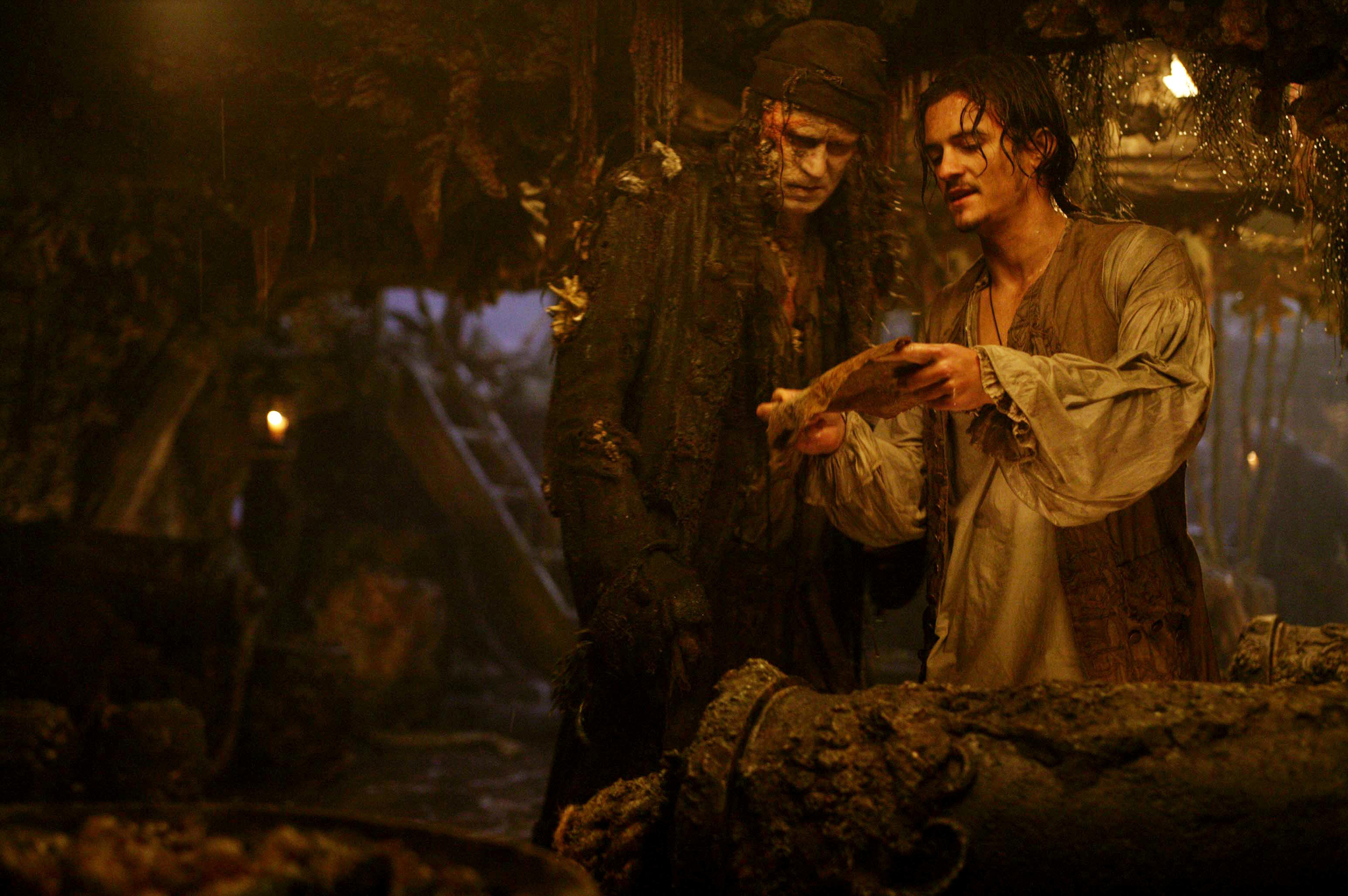 Still of Stellan Skarsgård and Orlando Bloom in Karibu piratai: numirelio skrynia (2006)