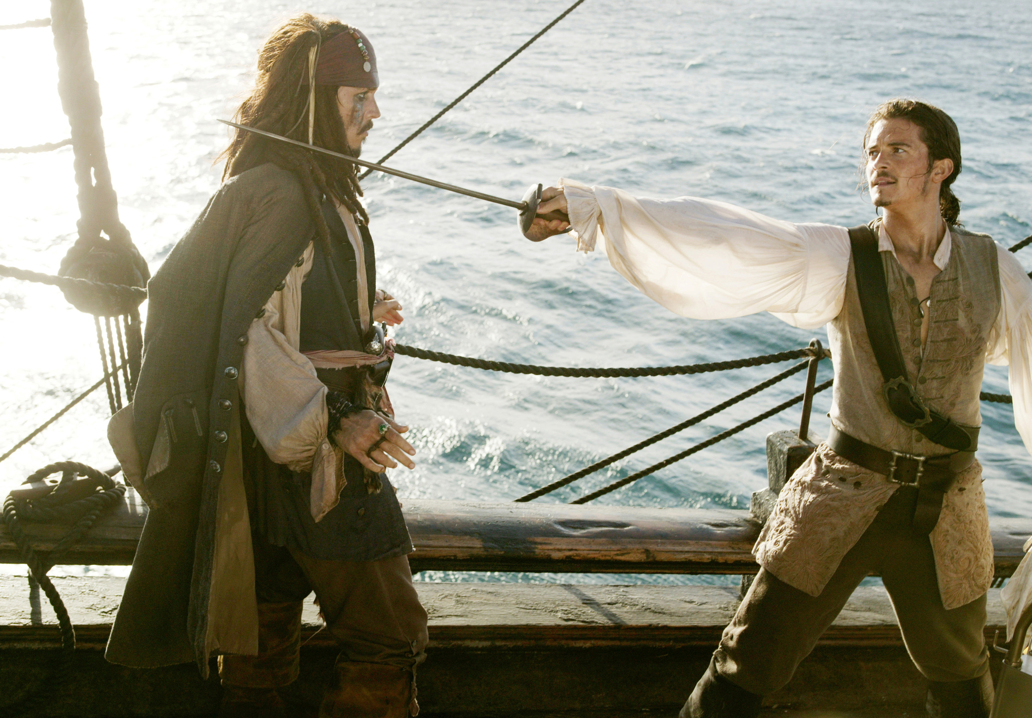 Still of Johnny Depp and Orlando Bloom in Karibu piratai: numirelio skrynia (2006)