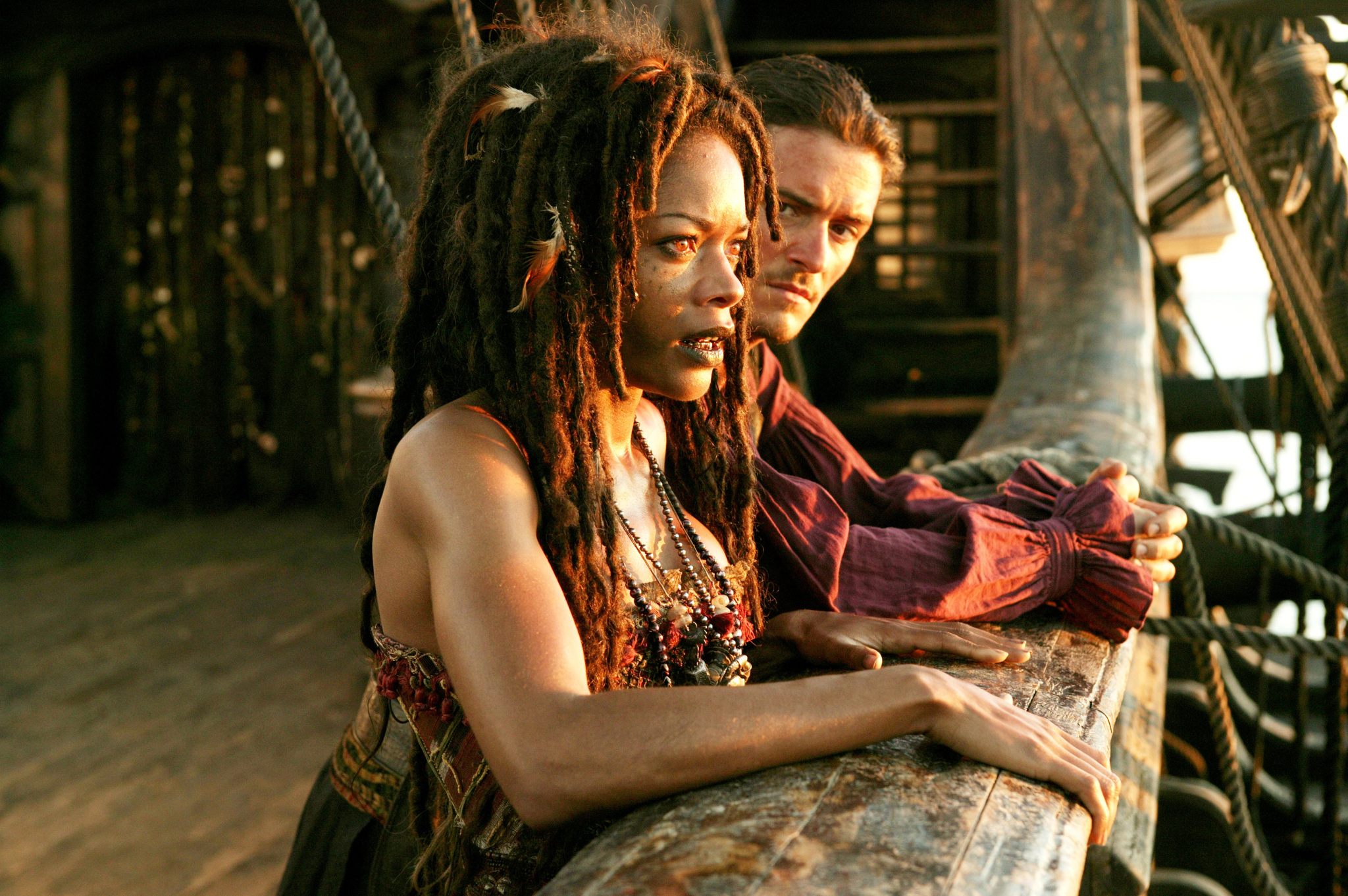 Still of Orlando Bloom and Naomie Harris in Karibu piratai: pasaulio pakrasty (2007)