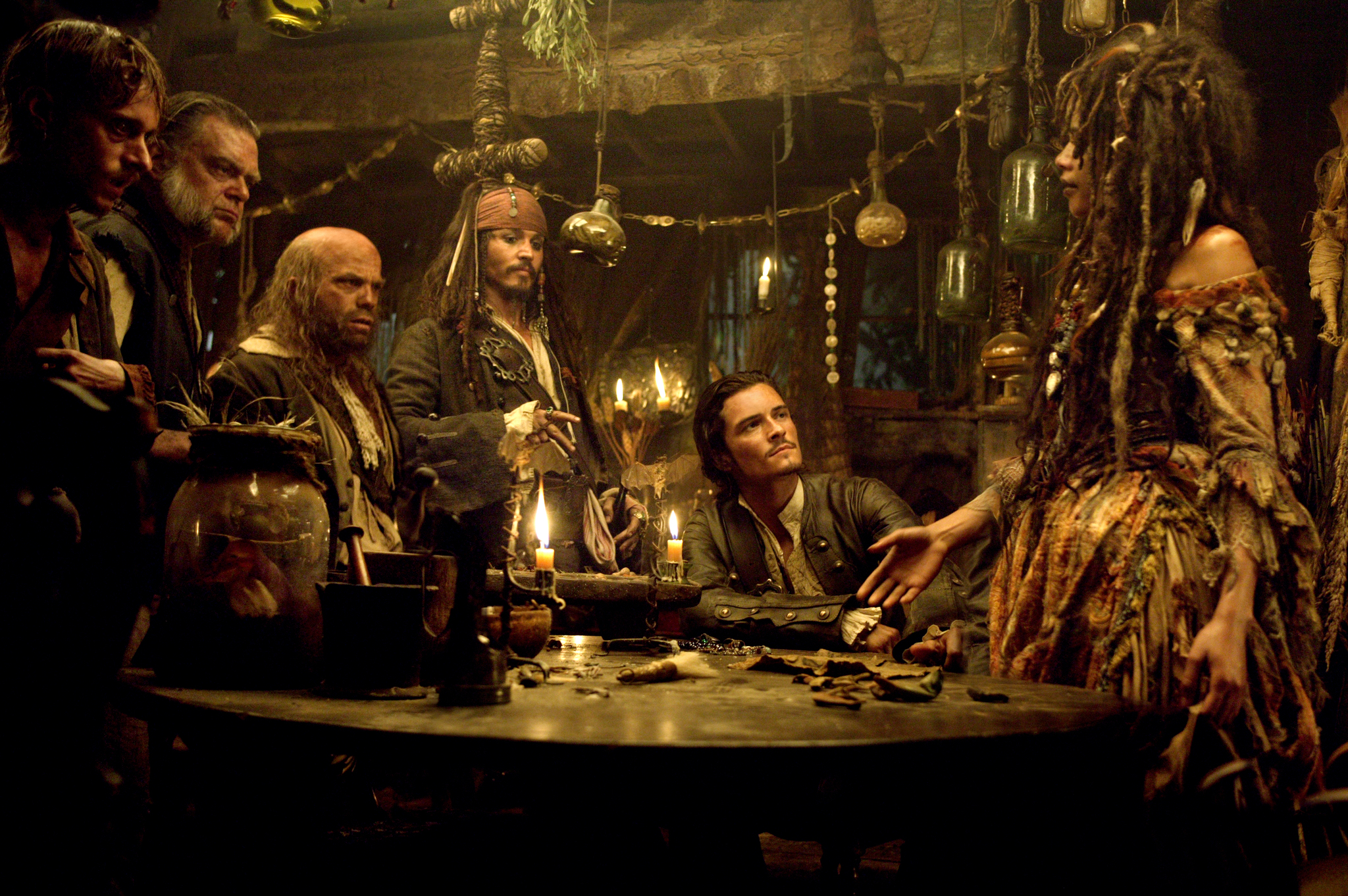 Still of Johnny Depp, Lee Arenberg, Orlando Bloom, Mackenzie Crook and Naomie Harris in Karibu piratai: numirelio skrynia (2006)