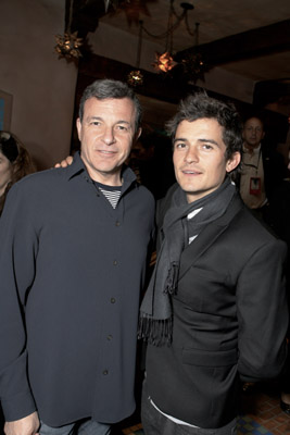 Orlando Bloom and Robert A. Iger at event of Karibu piratai: pasaulio pakrasty (2007)